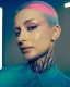 Cabello rapado rosa y azul de la colección Mixed Reality de Seung Ki Baek con maquillaje luminoso.