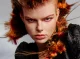 Up in the Clouds de RUSH Artistic Team con cabello cobrizo, rojo y naranja en estructura artística de alto impacto.
