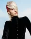 Up in the Clouds de RUSH Artistic Team con cabello rubio platino, corte desconectado y panel rojo lateral.