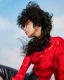 Up in the Clouds de RUSH Artistic Team con cabello rizado oscuro, volumen natural y styling editorial en blusa roja.