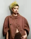 Modelo con cabello corto amarillo, textura elevada y styling tierra de Romantico Punk de Daniel Benoit