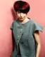 Modelo con cabello oscuro, corte corto y paneles rojos de Romantico Punk de Daniel Benoit