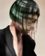 Modelo con corte bob oscuro, fleco largo y reflejos verdes de APEX collection de Steven Smart
