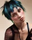 Modelo con corte corto oscuro, reflejos azules y verdes de APEX collection de Steven Smart