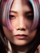 Modelo con cabello oscuro y paneles rosa, azul, violeta y claro de APEX collection de Steven Smart