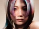 Modelo con cabello oscuro y paneles rosa, azul, violeta y claro de APEX collection de Steven Smart