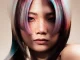 Modelo con cabello oscuro y paneles rosa, azul, violeta y claro de APEX collection de Steven Smart